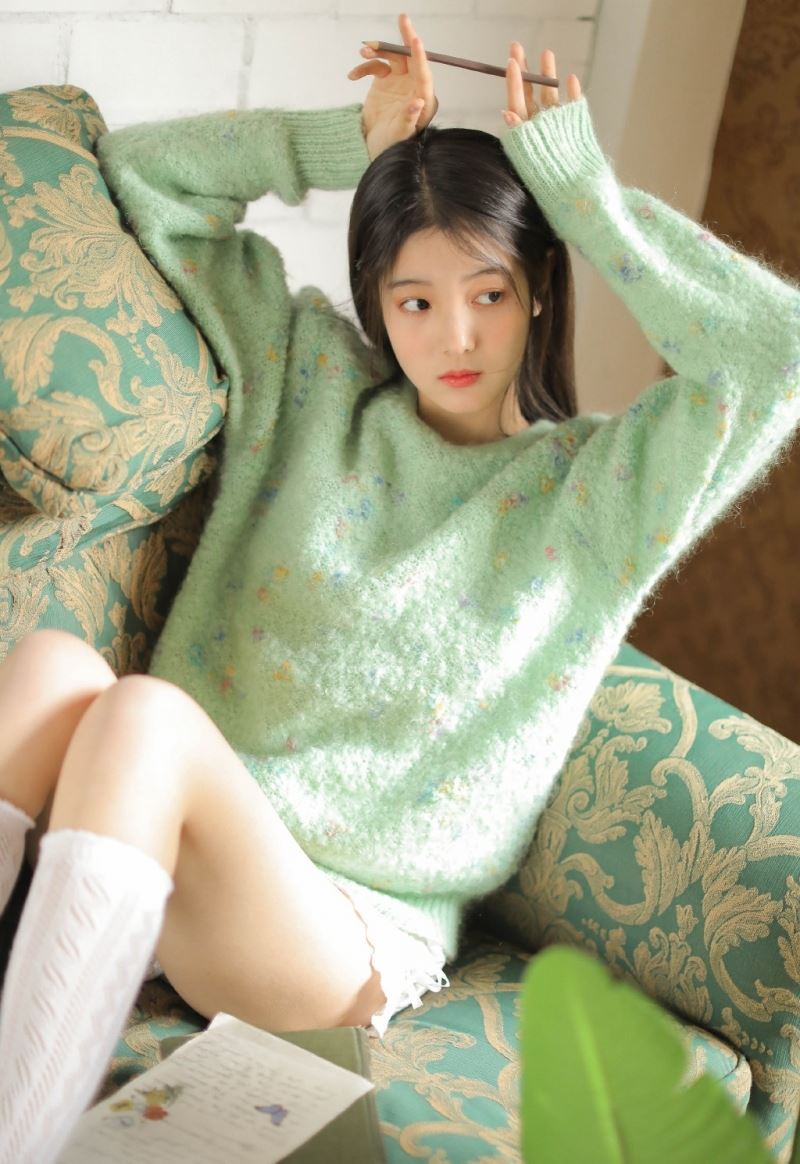 沙发上的可爱妹子白丝美腿