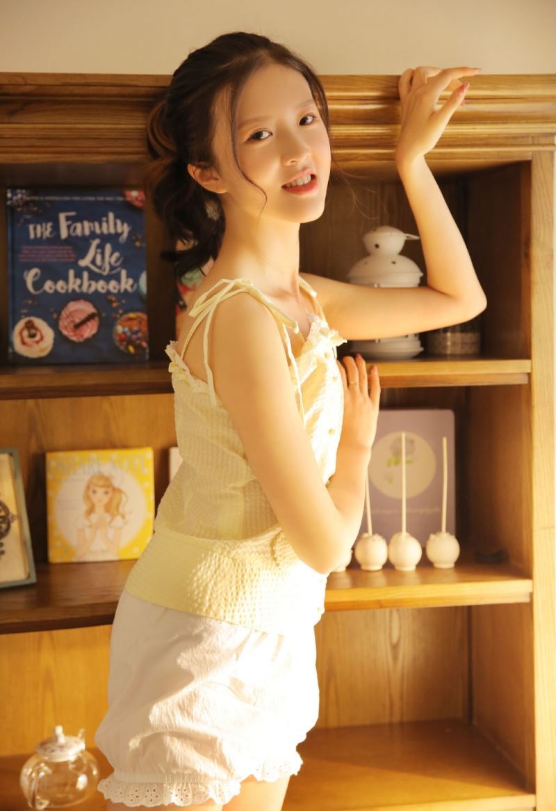 高马尾萌妹子白丝美腿室内
