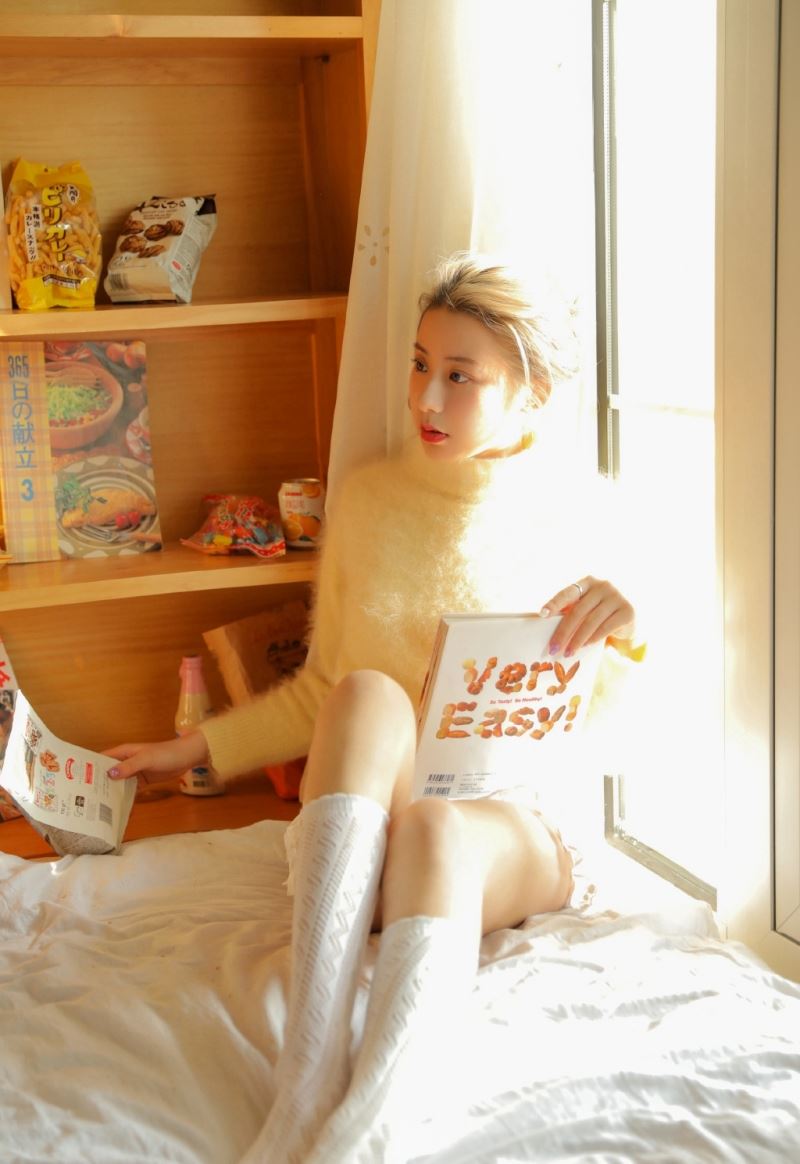 阳光下的早安美女白丝美腿图片