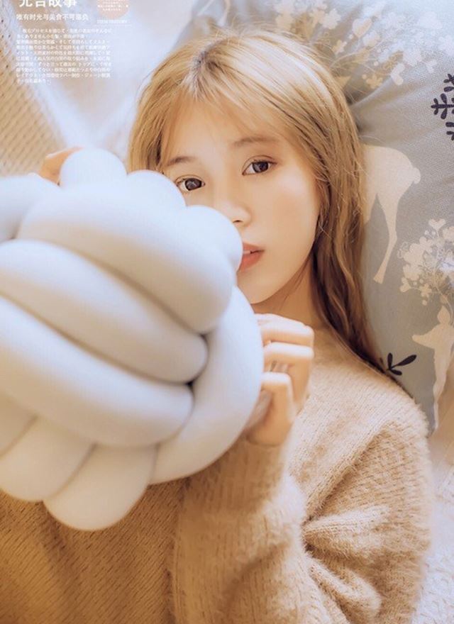 金发美女白丝美腿室内个人