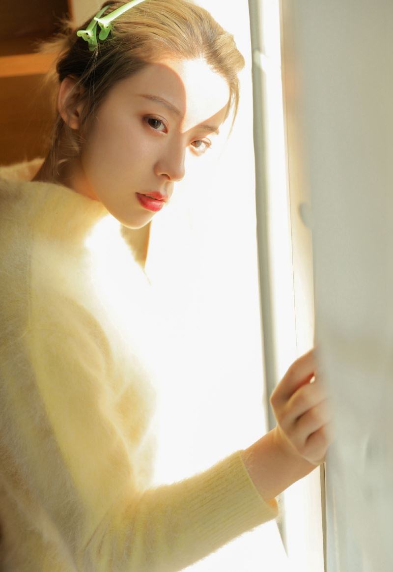 阳光下的早安美女白丝美腿图片