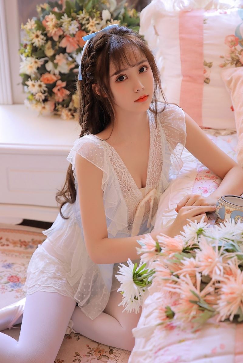 瓜子脸美美女白皙美腿精选图片