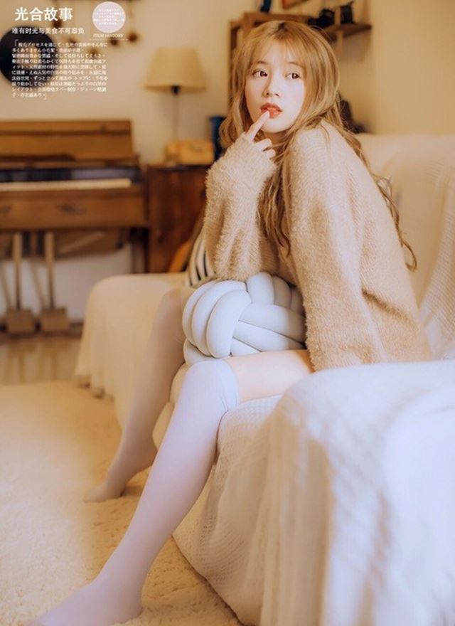金发美女白丝美腿室内个人