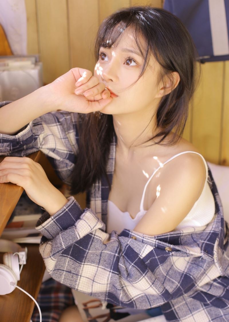 高挑美女白丝美腿室内个人