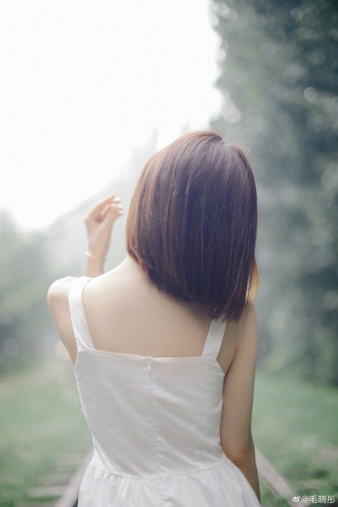 毛晓彤白色长裙清新动人美照