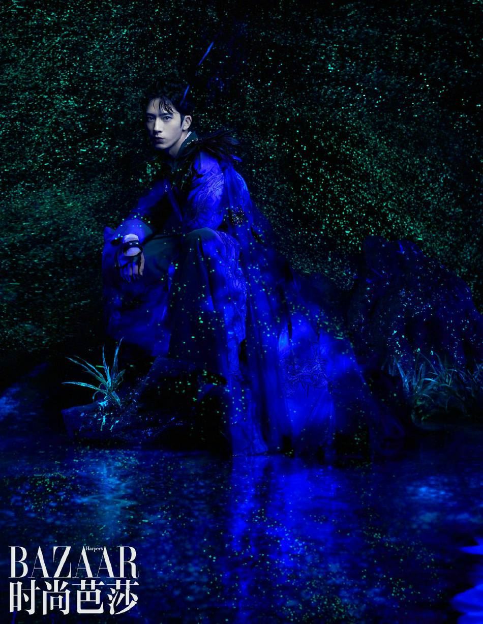 井柏然置身迷幻光影氛围感十足写真