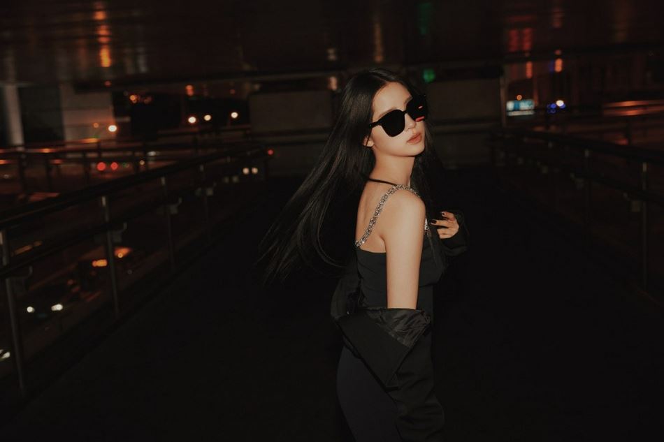 欧阳娜娜全黑造型又酷又辣写真