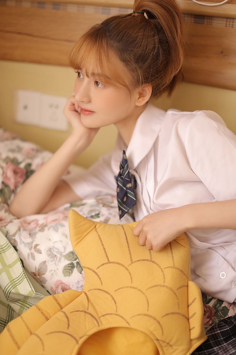 高马尾美女学生妹白丝美腿