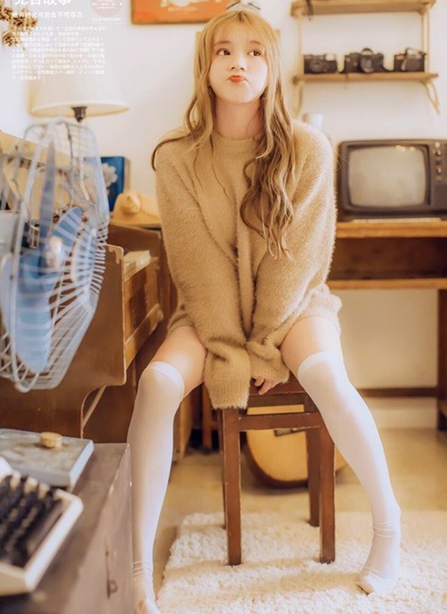 金发美女白丝美腿室内个人