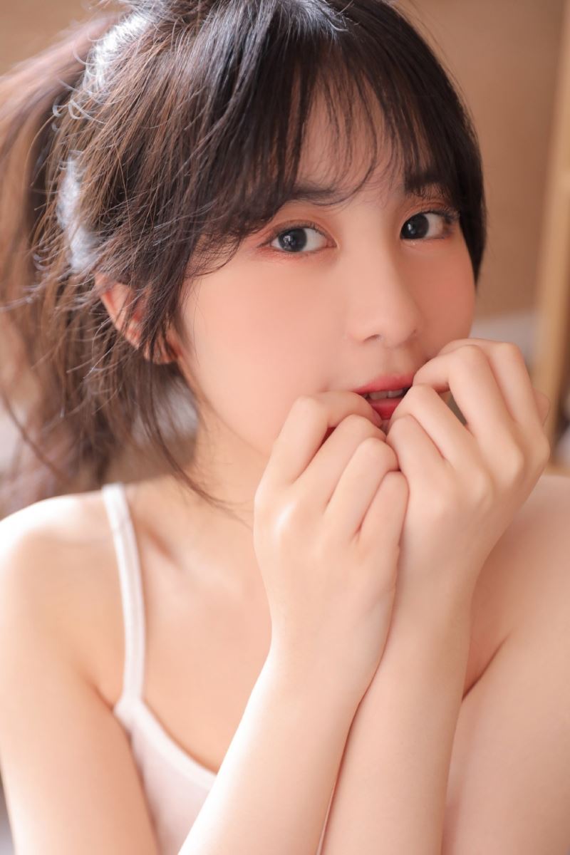 超短裤小姐姐白丝美腿室内