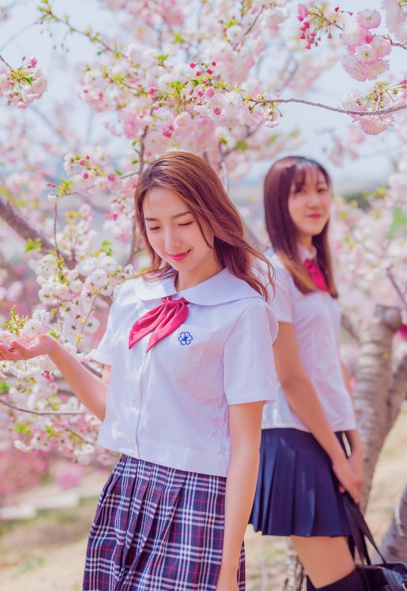 jk制服美女姐妹花樱花树下