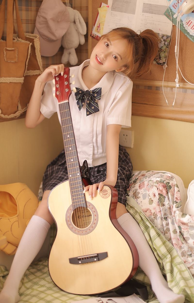 高马尾美女学生妹白丝美腿