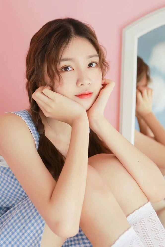 麻花辫美美女白丝美腿私房
