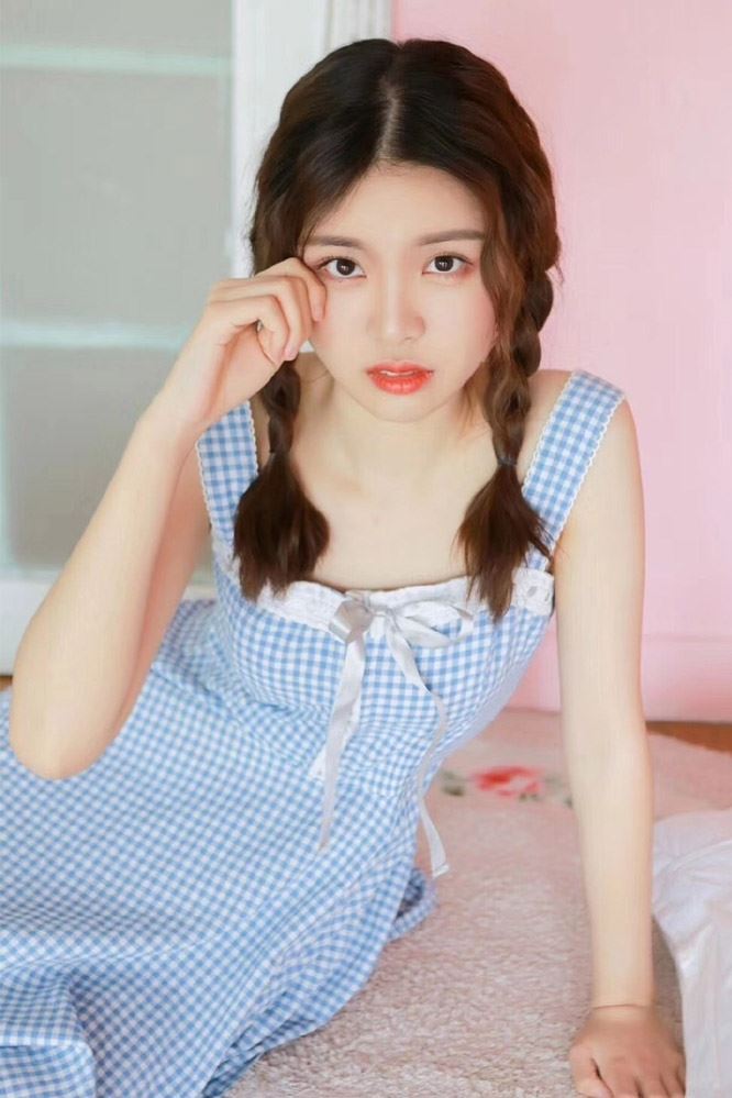 麻花辫美美女白丝美腿私房