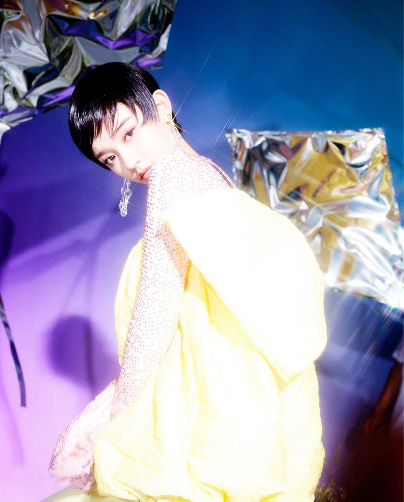 林允露耳短发杂志封面大片高级感十足