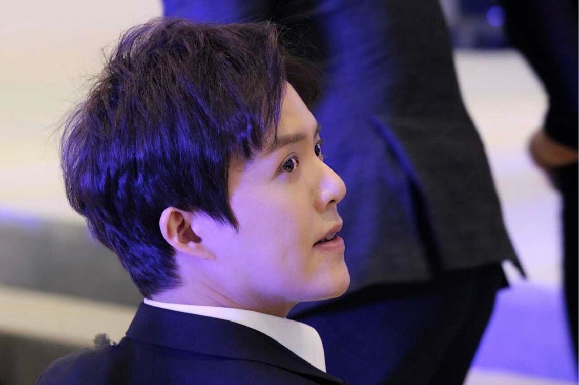 李云迪戴金丝眼镜化身撕漫男帅气图片