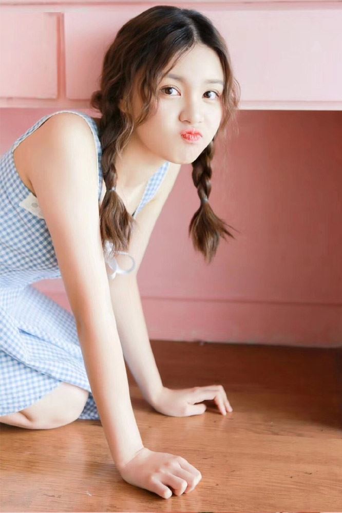 麻花辫美美女白丝美腿私房