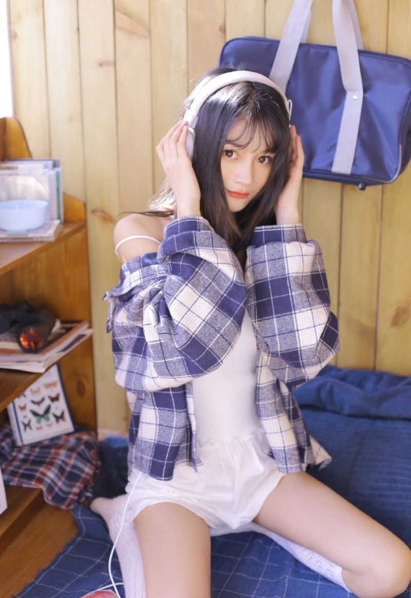 高挑美女白丝美腿室内个人