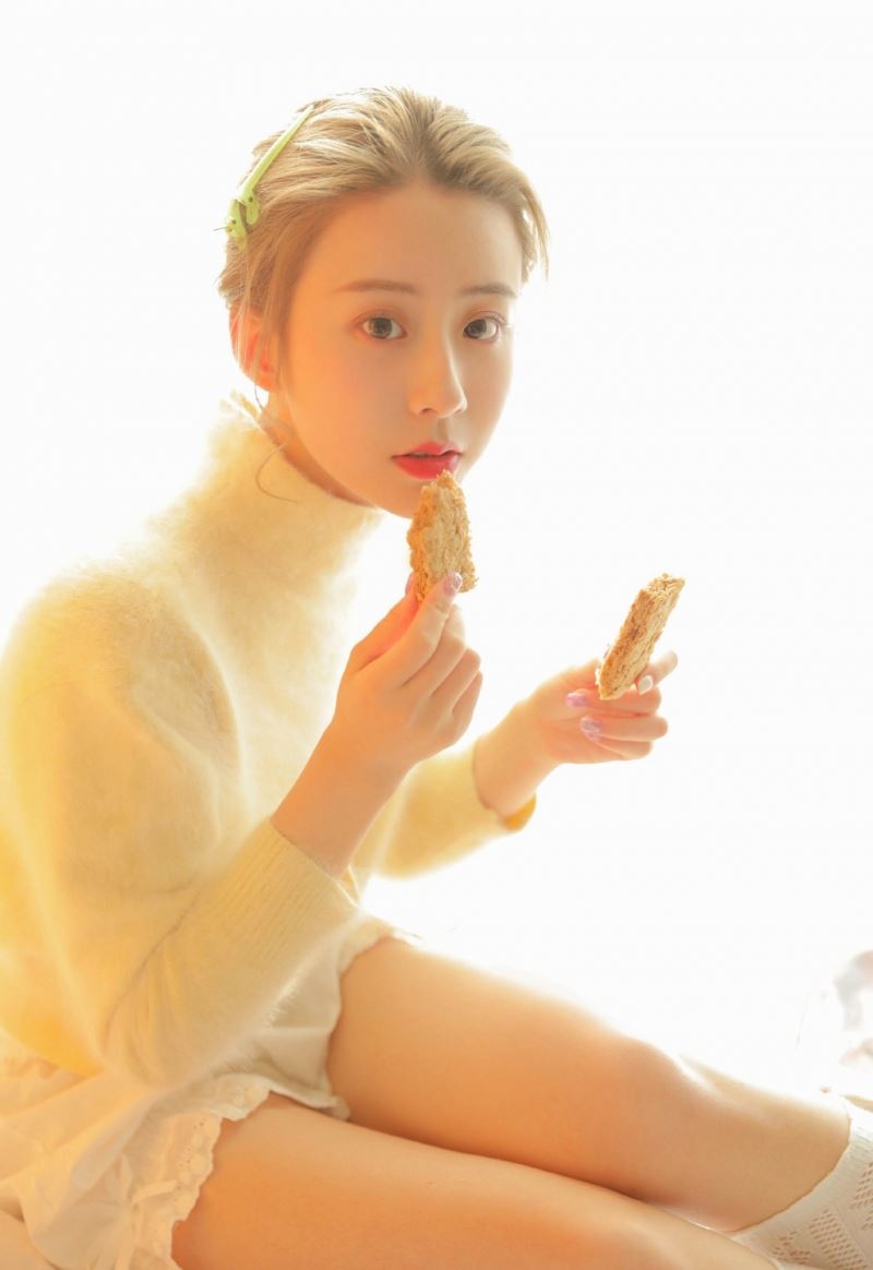 阳光下的早安美女白丝美腿图片