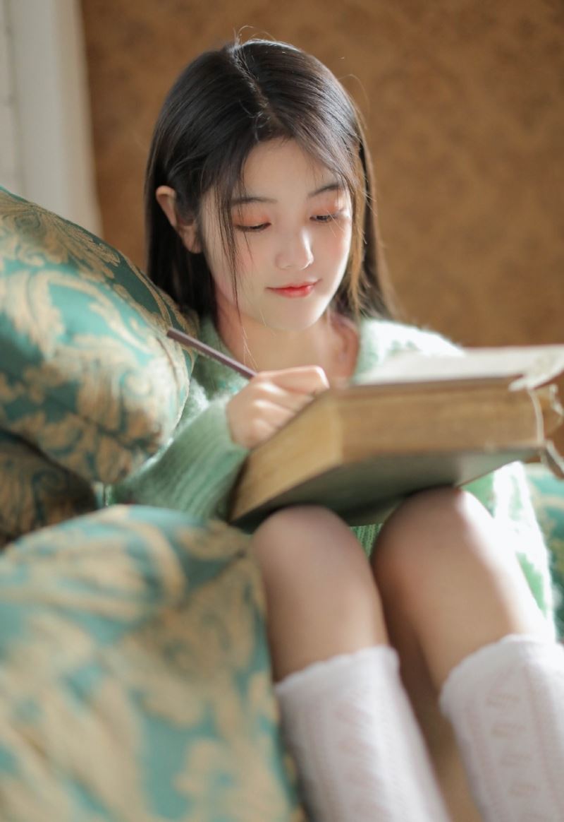 沙发上的可爱妹子白丝美腿