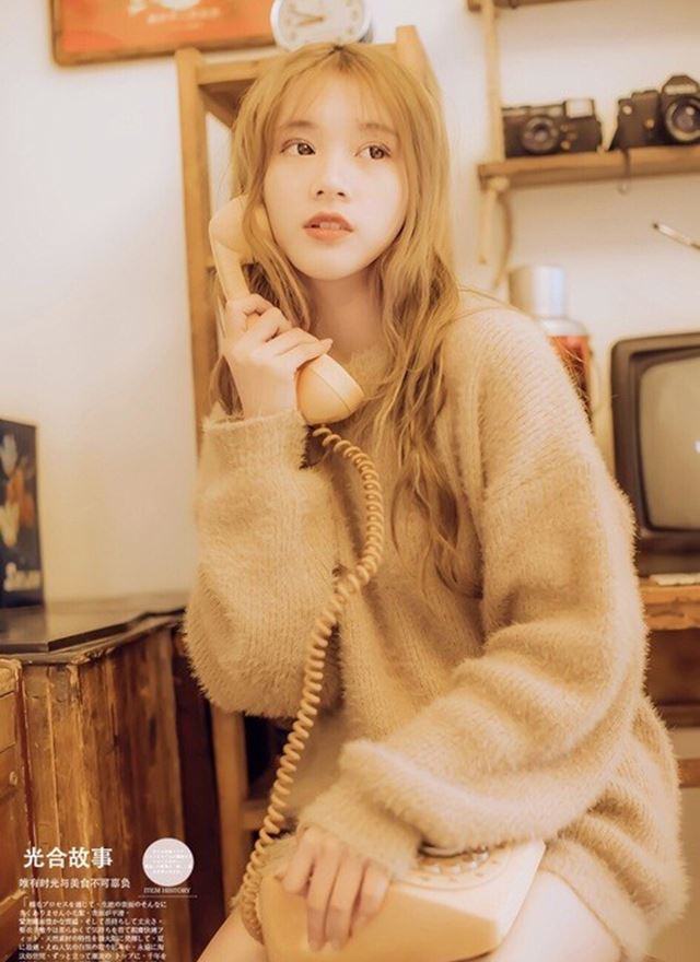 金发美女白丝美腿室内个人