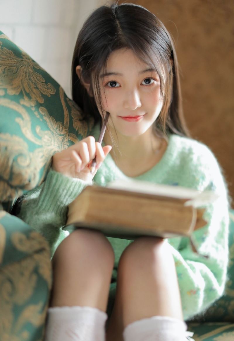 沙发上的可爱妹子白丝美腿
