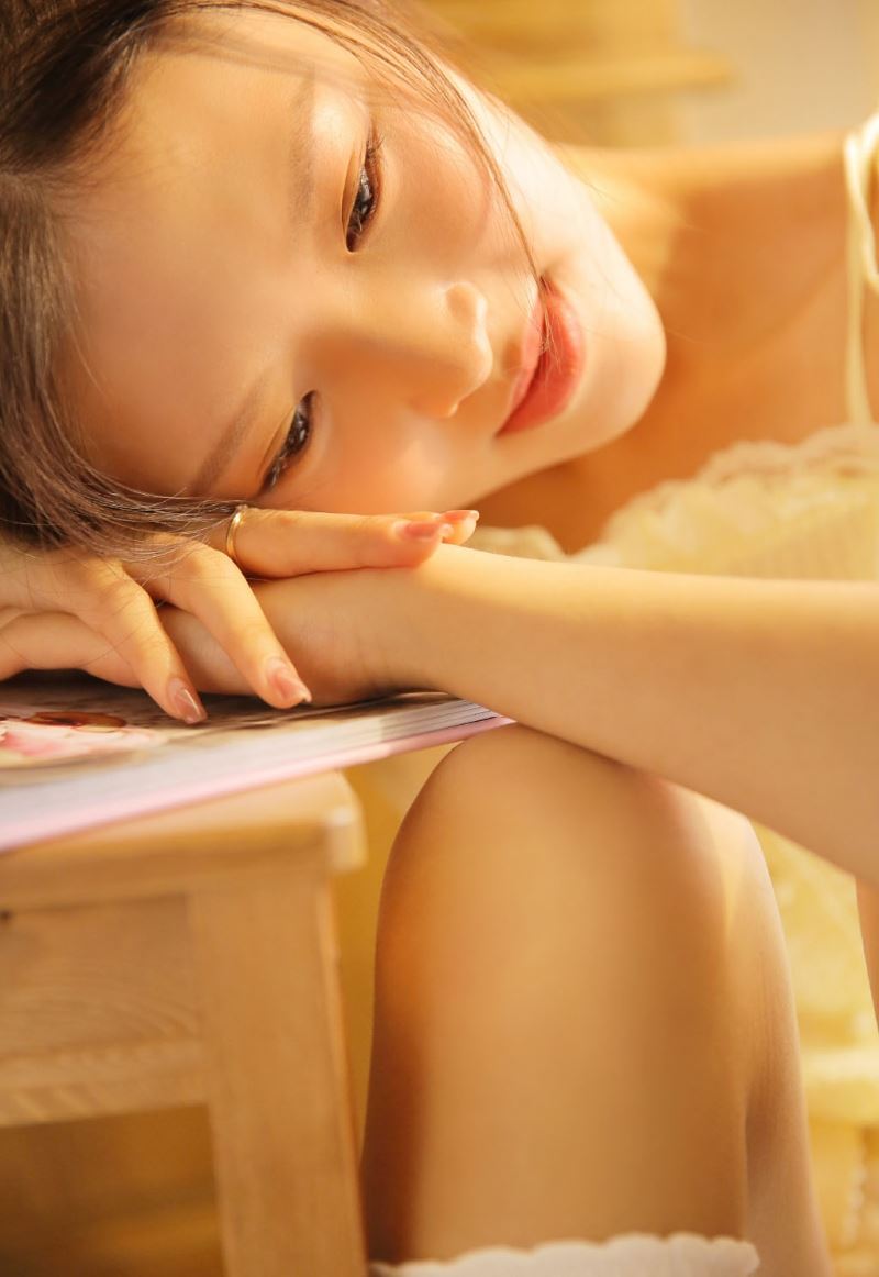 高马尾萌妹子白丝美腿室内