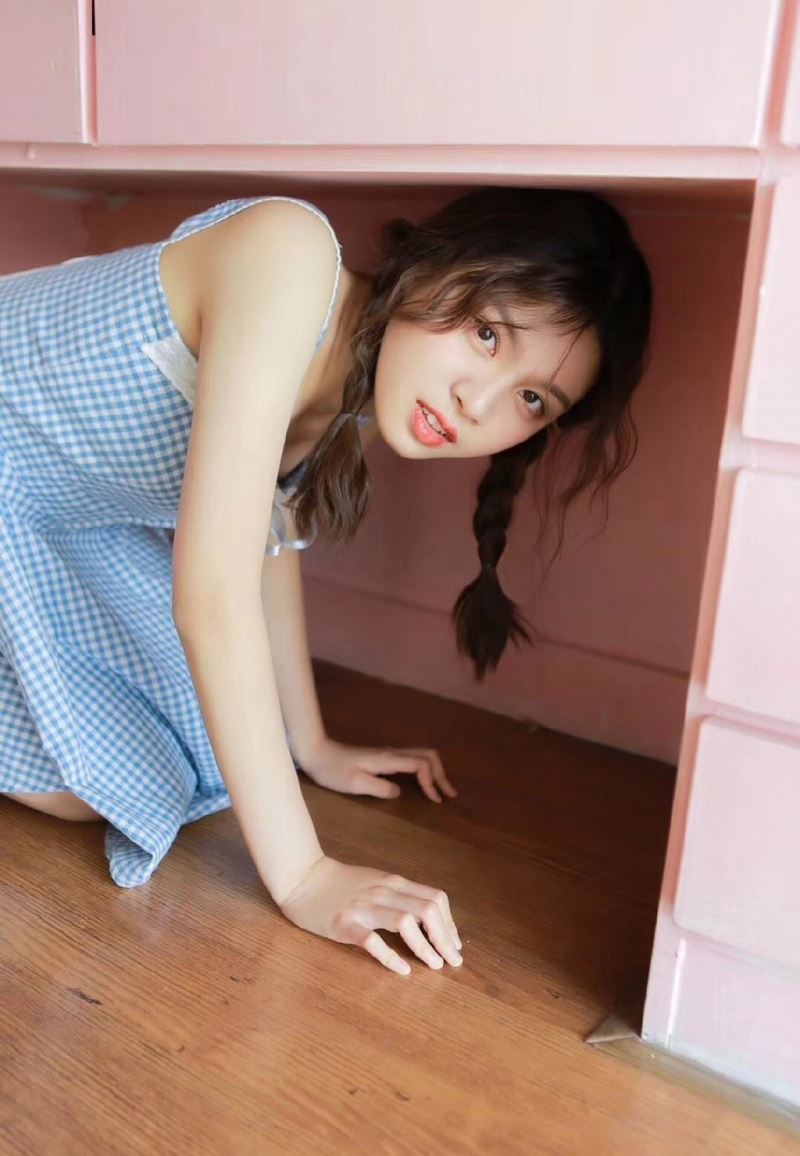 麻花辫美美女白丝美腿私房
