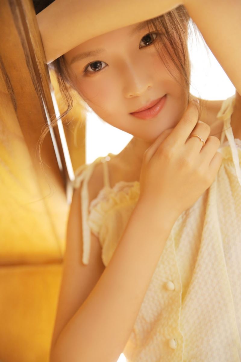 高马尾萌妹子白丝美腿室内