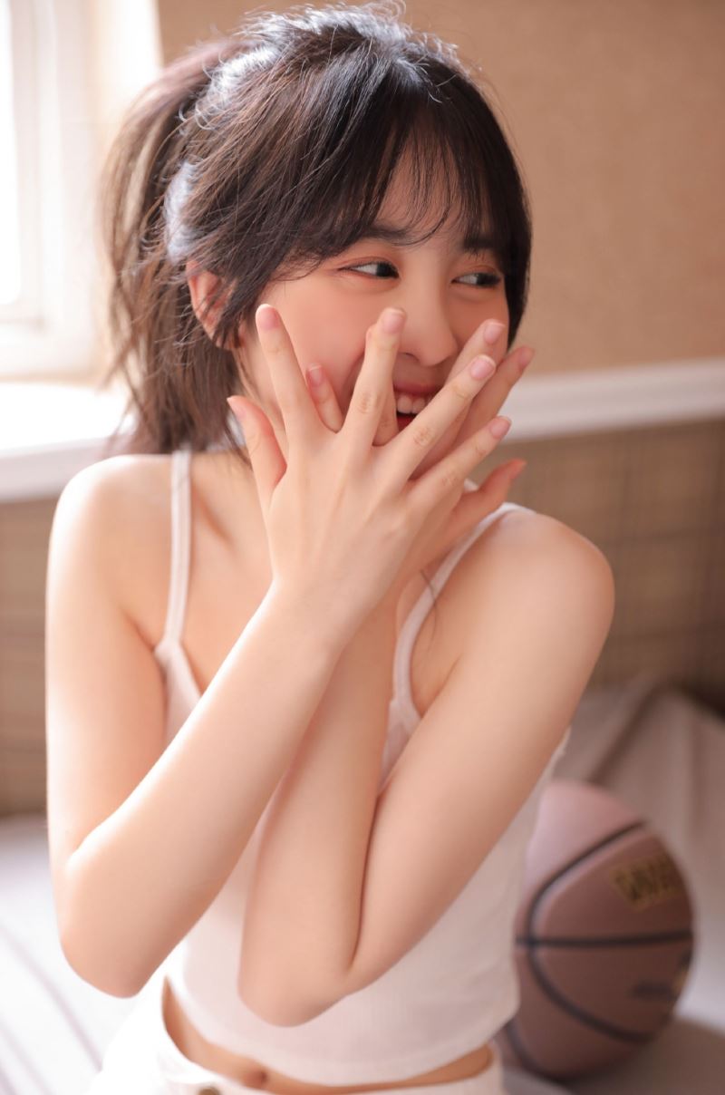 超短裤小姐姐白丝美腿室内
