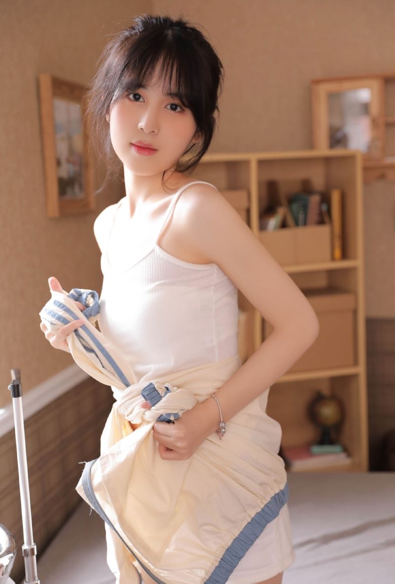 超短裤小姐姐白丝美腿室内