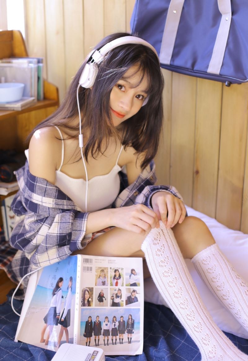 高挑美女白丝美腿室内个人