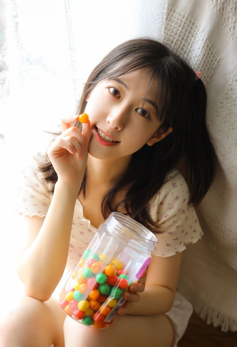 短裤美女白丝美腿纤细修长图片