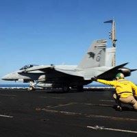 航空母舰飞机起飞手势图片|航母飞机指挥手势图片