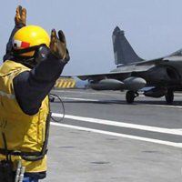 航空母舰飞机起飞手势图片|航母飞机指挥手势图片