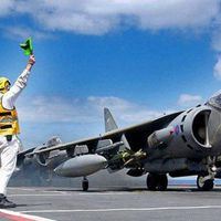 航空母舰飞机起飞手势图片|航母飞机指挥手势图片