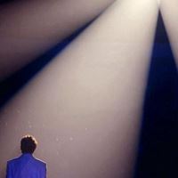 灯光头像图片-聚光灯照片