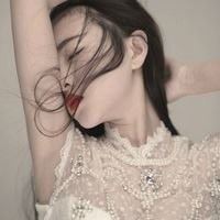 女生头像背影露肩（唯美露肩露背图片女生头像）