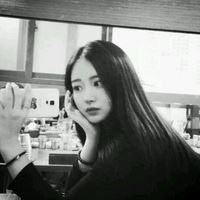 女生头像背影露肩（唯美露肩露背图片女生头像）