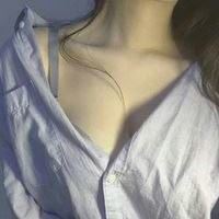 女生头像背影露肩（唯美露肩露背图片女生头像）