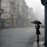 女生淋雨头像_女生伤感头像雨淋湿的