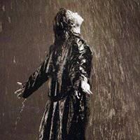 女生淋雨头像_女生伤感头像雨淋湿的