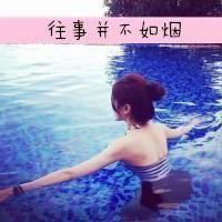 蓝色系泳池情侣头像 泳池半身女头像