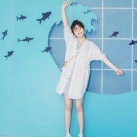 蓝色系泳池情侣头像 泳池半身女头像