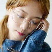 戴圆眼镜的女生头像-复古圆眼镜女生头像