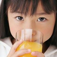 小女孩喝饮料可爱头像图片
