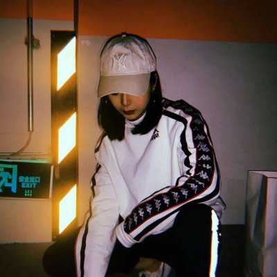 头像女生霸气冷酷伤感2022（2022好看的头像图片冷酷女）