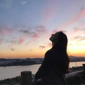 微信头像图片女唯美清新优雅背影（最有气质的女人背影微信头像）