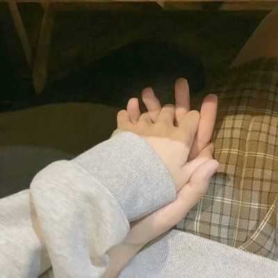 情侣头像手牵手一对两张|牵手的情侣头像一人一张