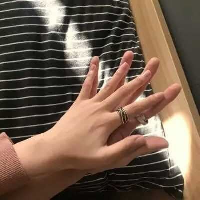 情侣头像手牵手一对两张|牵手的情侣头像一人一张